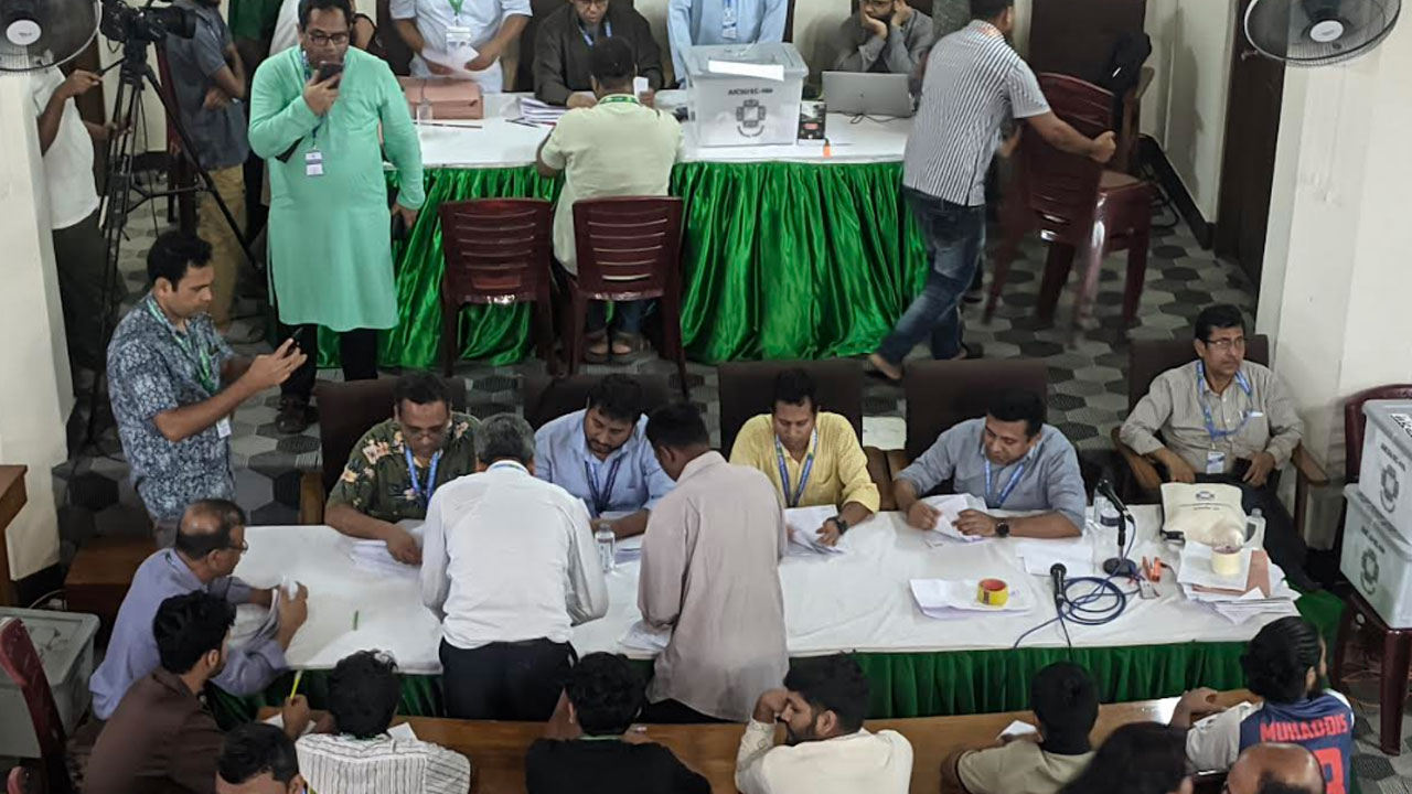 ভোট গণনা বাকি ৪ কেন্দ্রের, চূড়ান্ত ফলাফল জানা যাবে সন্ধ্যায়