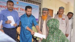 নড়াইলে ঈদুল আজহা উপলক্ষে প্রধানমন্ত্রীর তহবিল থেকে নগদ অর্থ বিতরণ
