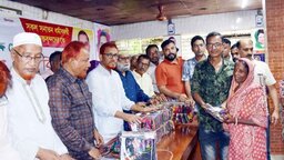 শেরপুরে দুর্গাপূজা উপলক্ষ্যে উপজেলা বিএনপির বস্ত্র বিতরণ