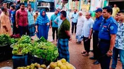 ফুলগাজীতে সড়ক দখলমুক্ত করতে ভ্রাম্যমাণ আদালতের অভিযান