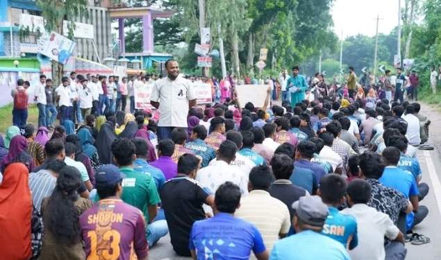 মহাসড়কে ক্লাস নিলেন রবীন্দ্র বিশ্ববিদ্যালয়ের শিক্ষকমণ্ডলী