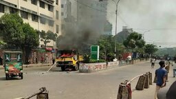 মিরপুরে হকার উচ্ছেদ ঘিরে পুলিশের গাড়ি ভাঙচুর, সিটি কর্পোরেশনের গাড়িতে আগুন