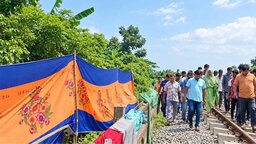 কাশিয়ানীতে ‘পর্দা টাঙিয়ে’ রেলের জমিতে ভবন নির্মাণ