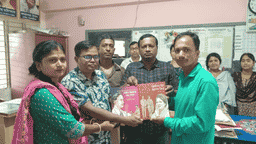 শিশুদের পাঠে শহীদ জিয়া ও খালেদা জিয়া: মুকসুদপুরে প্রাথমিক শিক্ষার্থীদের হাতে তুলে দেওয়া হলো বিশেষ দুই বই