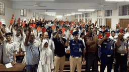 মাদক ও কিশোর অপরাধকে লাল কার্ড দেখিয়ে শিক্ষার্থীদের শপথ