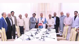 জুলাই সনদ বাস্তবায়নের সুপারিশমালা প্রধান উপদেষ্টার কাছে হস্তান্তর