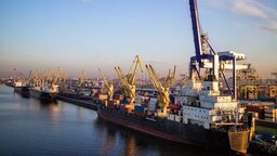 চট্টগ্রাম বন্দরে বাড়তি মাশুলের কারনে বন্ধ ট্রেইলার চলাচল