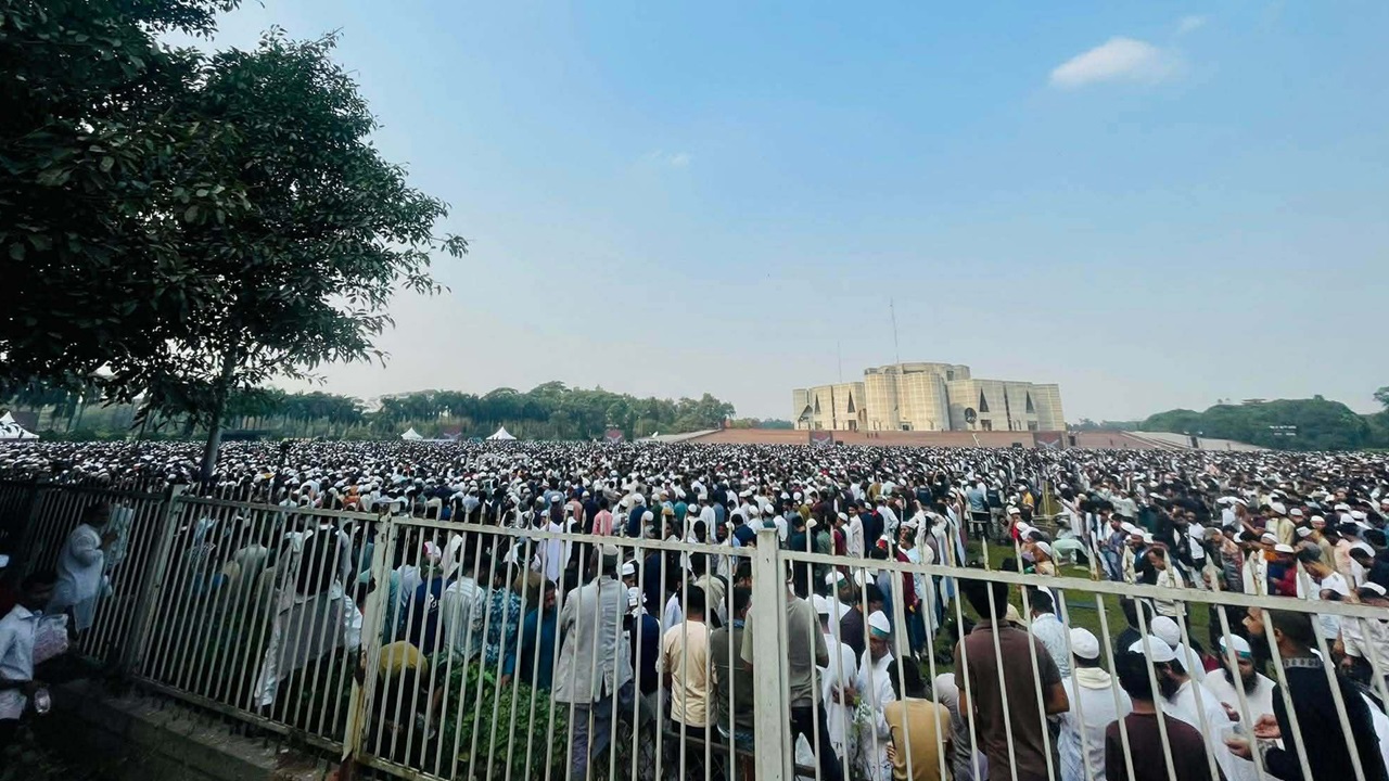 ভাইয়ের ইমামতিতে শহীদ হাদির জানাজা অনুষ্ঠিত