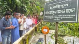 জুলাই শহীদ দের কবরে  বিএনপির শ্রদ্ধা নিবেদন ও উপহার সামগ্রী প্রদান