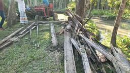 রাজাপুরে অনুমতি ছাড়াই আয়রন ব্রিজের মালামাল তুলে নেওয়ার চেষ্টা, বন্ধ ৪ গ্রামের মানুষের যাতায়াত
