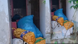 বাকেরগঞ্জ বন্দরের পৌর পাবলিক টয়লেট এখন গুদাম ঘর