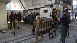 পাকিস্তানে এফসি সদর দপ্তরে আত্মঘাতী হামলা, বহু হতাহতের শঙ্কা