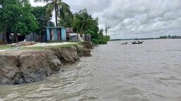 নদী ভাঙনে বিলীন হওয়ার পথে খাজুরা আশ্রয়ন প্রকল্প