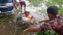 বেগমগঞ্জে মাইক্রোবাস খালে পড়ে একই পরিবারের ৭জনের মৃত্যু