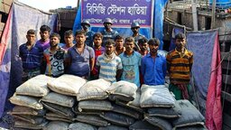 মিয়ানমারে পাচারকালে ৫৯৫ বস্তা সিমেন্টসহ ১২ পাচারকারী আটক