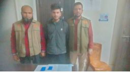 গোপালগঞ্জে ডিবি পুলিশের অভিযানে ৪০০ পিস ইয়াবাসহ যুবক গ্রেফতার