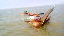 বঙ্গোপসাগরে ট্রলার ডুবি, জেলে উদ্ধার ৯ নিখোঁজ ৩