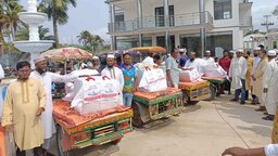 কুয়াকাটা পৌর যুবদলের সভাপতির উদ্যোগে ৪ হাজার শাড়ী বিতরণ