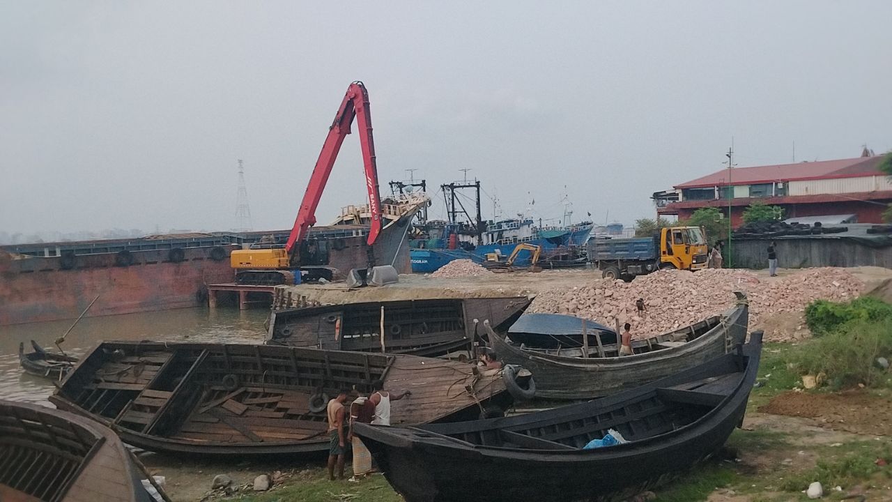 কর্ণফুলী নদী ভরাট করে ‘তাসনিয়া এন্টারপ্রাইজ’-এর অবৈধ জেটি নির্মাণ, হুমকিতে শাহ আমানত সেতু