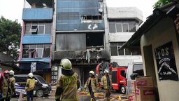 ইন্দোনেশিয়ায় বহুতল ভবনে ভয়াবহ আগুন, নিহত ২০