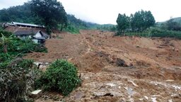ইন্দোনেশিয়ায় ভয়াবহ ভূমিধসে নিহত ৭, নিখোঁজ ৮২