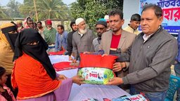 কুয়াকাটায় বেগম জিয়ার রুহের মাগফিরাত কামনায় বিএনপি নেতার শীতবস্ত্র বিতরণ