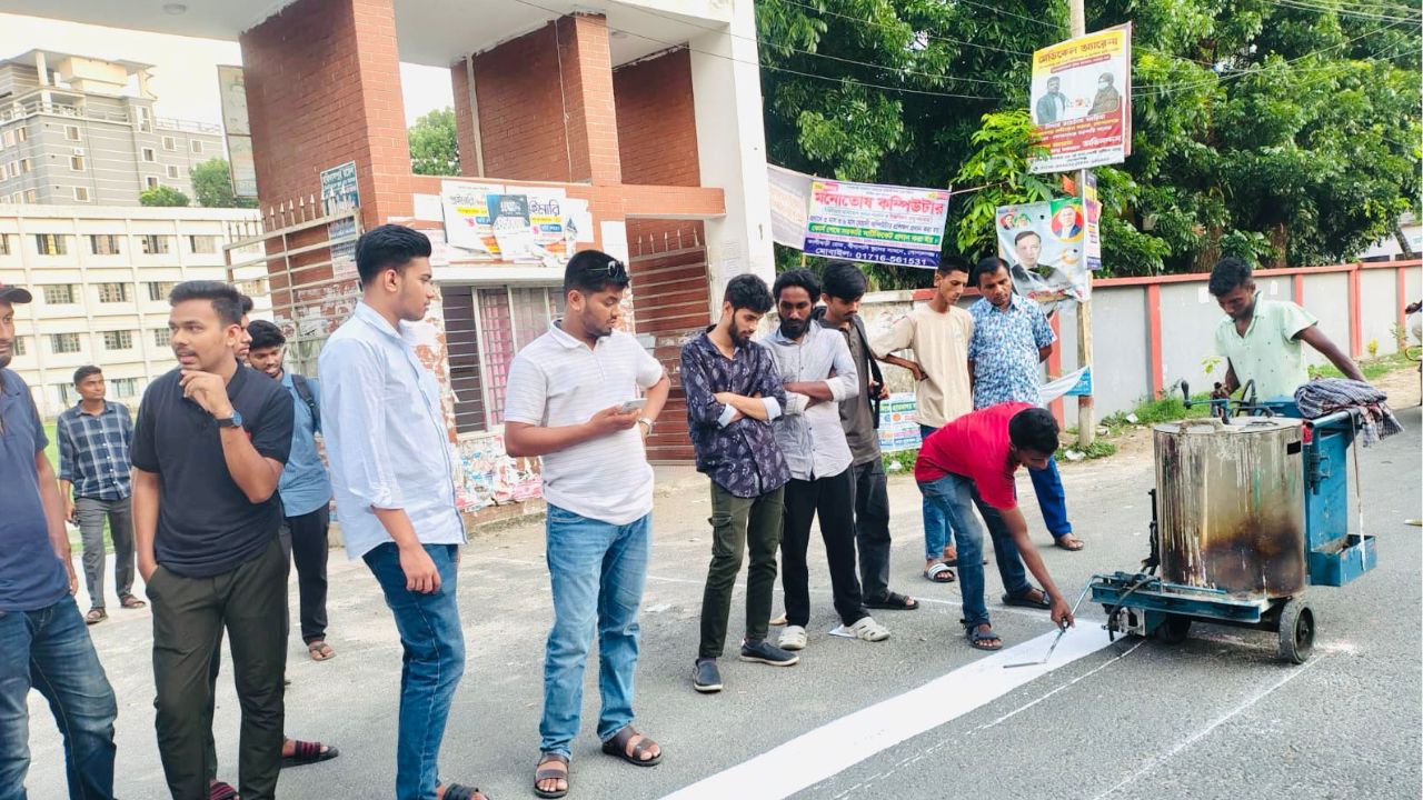 গোপালগঞ্জ সরকারি কলেজের সামনে জেব্রা ক্রসিং নির্মাণে শিক্ষার্থীদের স্বস্তি
