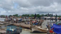 বৈরী আবহাওয়া: ইলিশ শূন্য ট্রলার নিয়ে ঘাটে ফিরছেন উপকূলের জেলেরা