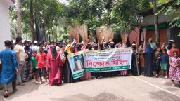 ঝালকাঠিতে শিক্ষক কর্তৃক যৌন নিপীড়নের প্রতিবাদে এলাকাবাসীর ঝাড়ু মিছিল