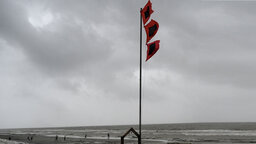 দেশের চার সমুদ্রবন্দর ও সাত অঞ্চলে সতর্কতা