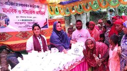 পাইকগাছায় দুস্থ ও অসহায় মানুষের মাঝে মাংস বিতরণ