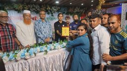 সাতক্ষীরায় জাতীয় নারী ফুটবল দলের অধিনায়ক আফঈদাকে সংবর্ধনা