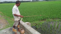 এক টাকার বঁড়শিতে ৩৭ বছর, মাছ ধরেই চলে দীনেশের সংসার