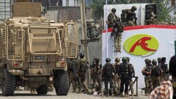 আফগান সীমান্তে পাকিস্তানি সেনা কনভয়ে জঙ্গি হামলা, নিহত ১১