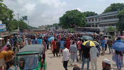 রবীন্দ্র বিশ্ববিদ্যালয়ের স্থায়ী ক্যাম্পাসের দাবিতে মহাসড়কে স্থানীয় জনগণের অবরোধ ও বিক্ষোভ
