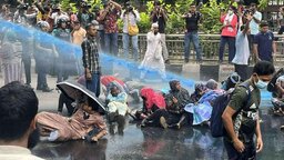 জাতীয় প্রেসক্লাবের সামনে আন্দোলনকারীদের ওপর জলকামান-সাউন্ড গ্রেনেড নিক্ষেপ