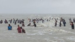 দুর্গাপূজা ও সাপ্তাহিক ছুটিতে কুয়াকাটায় পর্যটকের সমাগম