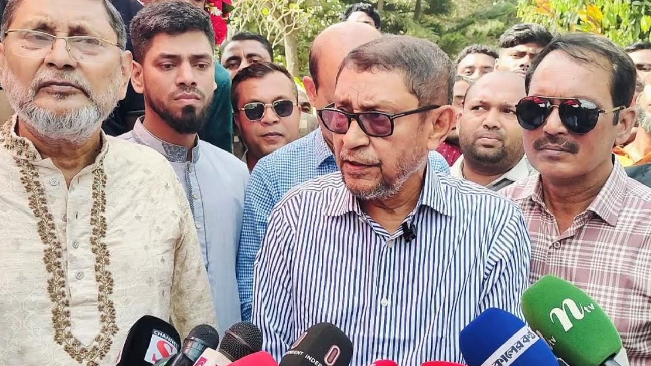 ‘মানুষকে ডাক্তারের পেছনে ঘুরতে হবে না, ডাক্তার মানুষের পেছনে ঘুরবে’