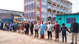 রাস্তা সরলীকরণের কথিত নকশা পরিবর্তন ও মাদ্রাসা রক্ষায় পাইকগাছার কপিলমুনিতে মানববন্ধন