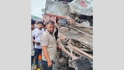 ভাঙ্গায় বাস-ট্রাক মুখোমুখি সংঘর্ষ, নারী ও শিশুসহ আহত অন্তত ১৫