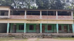 রাজাপুরে নির্ধারিত সময়ের আগেই ছুটি, শিক্ষকদের দায়িত্বে গাফিলতি – সুপারও উদাসীন