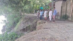নড়াইলে নদীভাঙনে হুমকিতে স্বাস্থ্য কমপ্লেক্স, মহাশ্মশান ও বসতবাড়ি