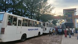 আন্দোলনরত ববি শিক্ষার্থীদের গায়ে নৌবাহিনীর হাত, ক্ষমা চেয়ে ক্যাম্পাস ত্যাগ
