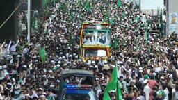 লাখো মানুষের অংশগ্রহণে ‘জশনে জুলুস’ অনুষ্ঠিত