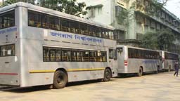 শিক্ষার্থীদের বাড়ি ফিরতে বিভাগীয় শহরে বাস সুবিধা দিচ্ছে জবি প্রশাসন