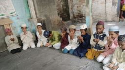 প্রতিষ্ঠাবার্ষিকী উপলক্ষে বাকৃবিতে ছাত্রশিবিরের মিষ্টি বিতরণ ও এতিমদের আপ্যায়ন