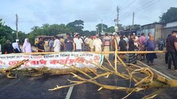 ভাঙ্গায় তৃতীয় দিনের মতো মহাসড়ক অবরোধ, চরম ভোগান্তিতে ২১ জেলার মানুষ