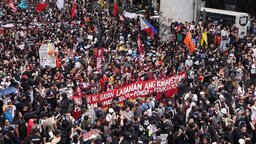 বিক্ষোভে উত্তাল ফিলিপাইন, প্রেসিডেন্টের পদত্যাগ দাবিতে রাস্তায় হাজারো জনতা