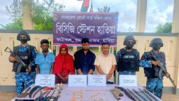 নারীসহ গ্রেপ্তার ৪, হাতে ধরা পড়ল আগ্নেয়াস্ত্র-চেতনানাশক ও স্বর্ণের চালান