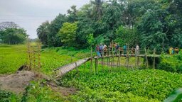 কাশিয়ানীতে চলাচলের রাস্তায় বাঁশের বেড়া, ৩২ পরিবার অবরুদ্ধ